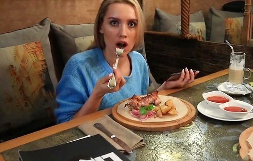 Кристина поела и отсасывает парню под столом в пиццерии.