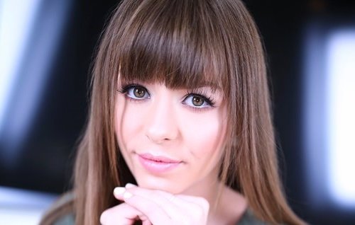 Молодая симпотяшка отдается под пение грегорианцев и глотает сперму порноагента.