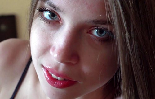 Сосет член со страстью и помещает его в свою маленькую бритую письку.