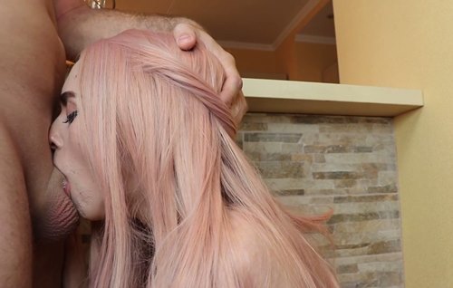 Глотает этот твердый пенис с разгона прям в горло и как ей это нравится.