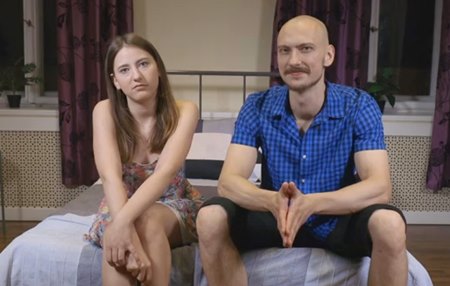 Новый лысый порно актер рвет целку скромной девушке на кастинге.