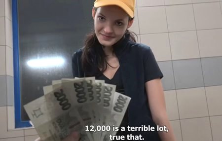 Чешская авто мойщица соблазняется крутой суммой денег и отдается на капоте клиента.