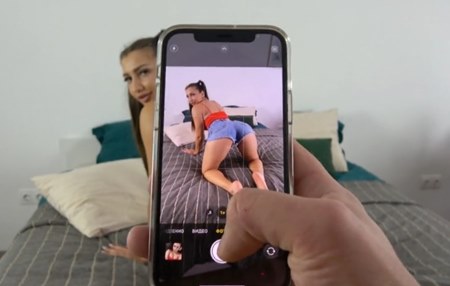 А муж и не узнал кто сделал классное фото попы его жены и кто был с ней и трахал во время телефонного разговора.