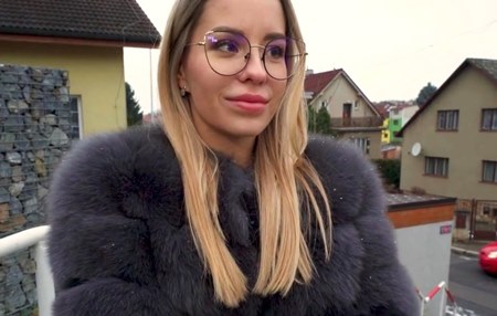 Красивая чешка в шубке пустит погреться в свою тугую писю за приемлемую цену.