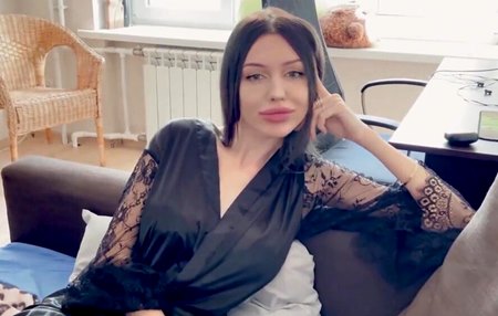 Брюнетка с сосущим ротиком искала комнату в коммандировке, и член для её тугой киски.