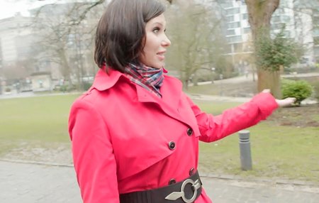 Эффектная экскурсовод Алиса быстренько показала округу и повела африканца осматривать её мясистую попку.