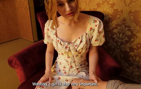 Молодая сексолог учит клиента пхать руку девушке под платье и хватать за письку.