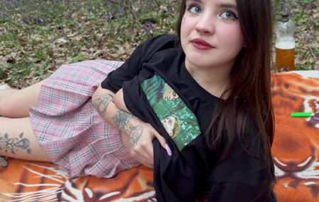 Пышка в лесу не просто так, она хочет ебаться и первому повстречавшимуся повезет.