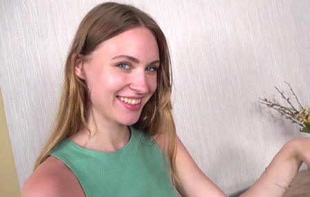 Костлявая русская девушка обильно течет из попки испытывая очень тугое проникновение.