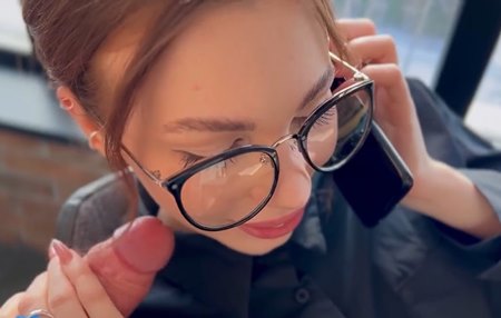 Муж позвонил как раз когда она (отсасывала) продавала клиенту квартиру.