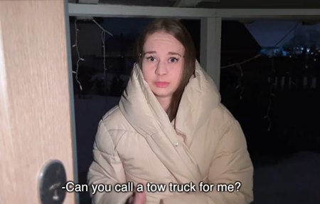 Парень пускает переночевать оставшуюся на улице незнакомку, согревает в своей постели и кончает ей на письку.