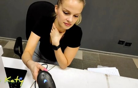 Девушка на почте помогает клиенту достать посылку, которую он случайно прищепил ширинкой.