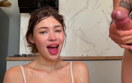 Красотка Анна обожает член, обожает его сосать и утираться им.