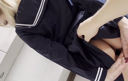 Малая опять пошла варганить бате завтрак без трусов и напоролась на его толстый член.