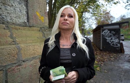 Видимо на пенсию учительницы в Праге просто так не проживешь.