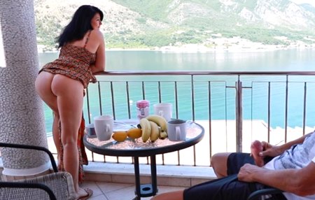 Милфа вышла на балкон отеля без трусов чтобы сосед больше не дрочил.