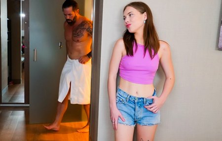 Падчерица находит способ сделать отчима любовником после его расставания с её мамкой.