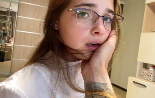 Молоденькая терапевтша замерила парню температуру через его кожаный градусник.