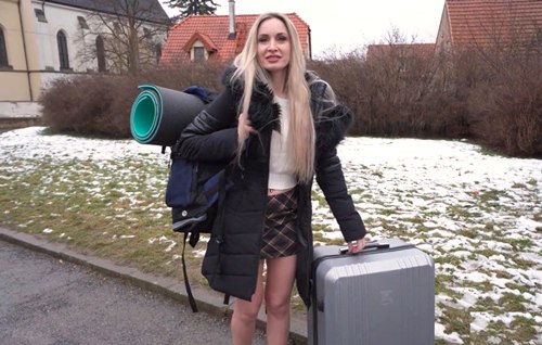 Ушедшая от жениха молодая женщина, пыталась продать обручальное кольцо, но хороший незнакомец дал денег за интим.